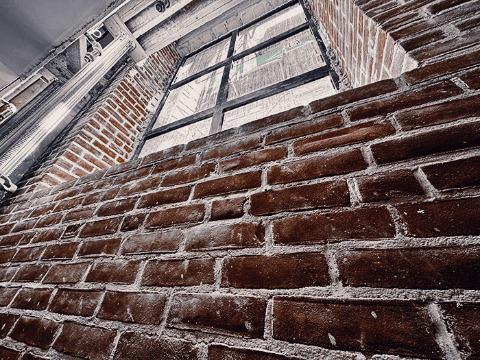 Pose de briques et pierres